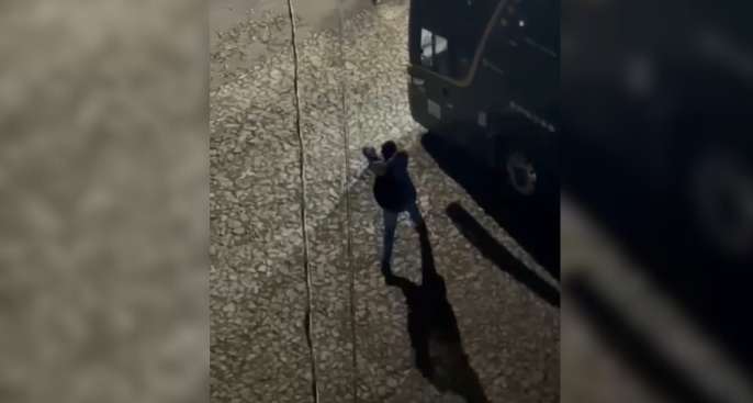 Suspeito é detido após arremessar pedras e danificar ônibus em Divinópolis