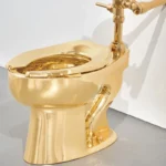 Vaso sanitário de ouro é leiloado por R$ 64 milhões após roubo da primeira unidade