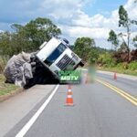 Caminhão carregado com carvão tomba e interdita BR-262 em Córrego Danta