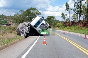 Caminhão carregado com carvão tomba e interdita BR-262 em Córrego Danta