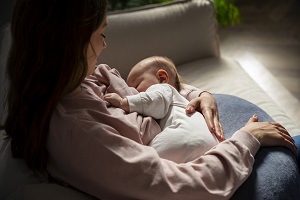 Brasil elimina transmissão vertical do HIV e registra queda histórica em mortes por aids