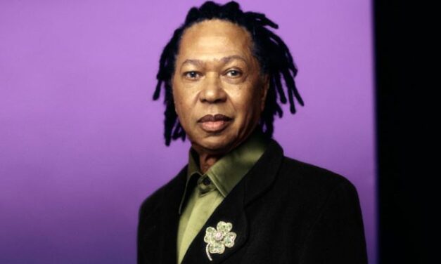 Djavan confirma show em BH em comemoração aos 50 anos de carreira; saiba quando e onde