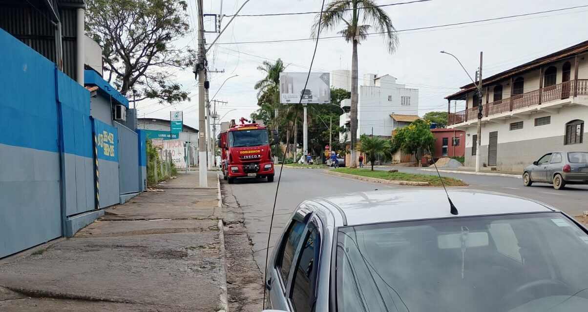 Fio de alta tensão rompe e causa risco de eletrocussão em Arcos