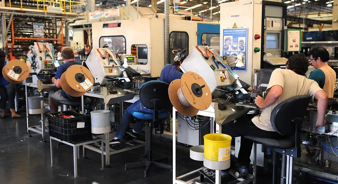 IBGE: produção industrial registra alta de 0,1% em outubro