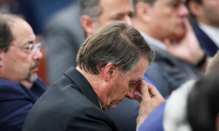 Defesa de Bolsonaro solicita atendimento de cardiologista e fisioterapeuta na prisão